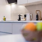 Haya Beachhouse - Queen Apartment *