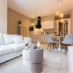 Haya Beachhouse - Queen Den Haag
